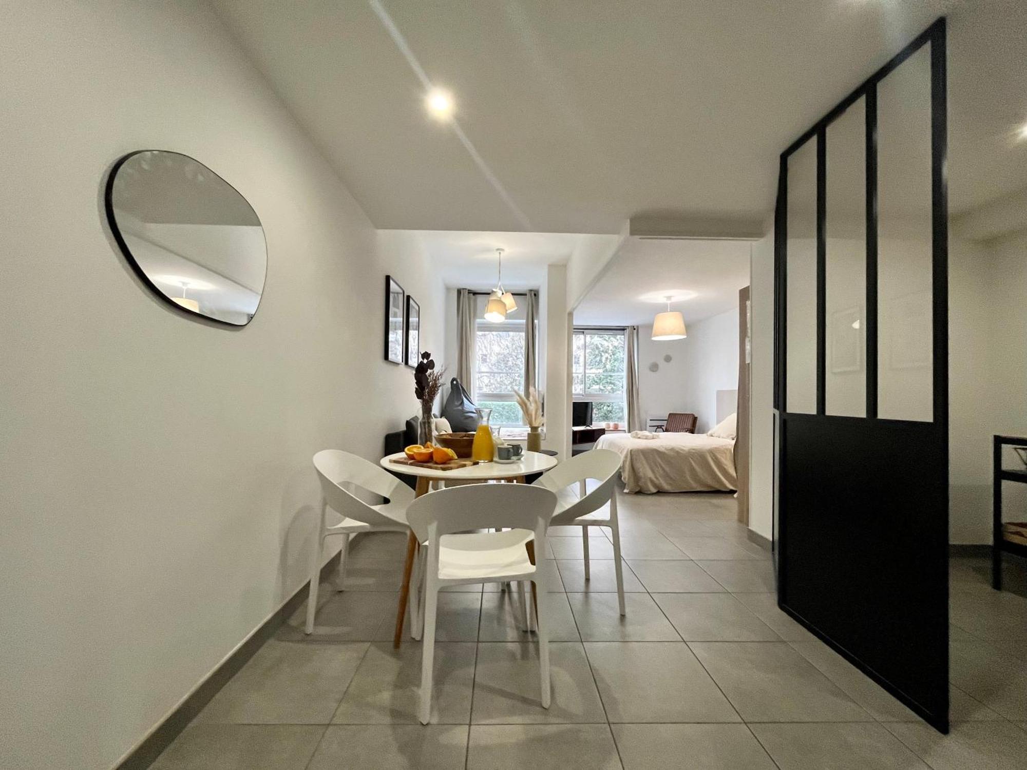 Suite Danbury Lyon Exterior photo