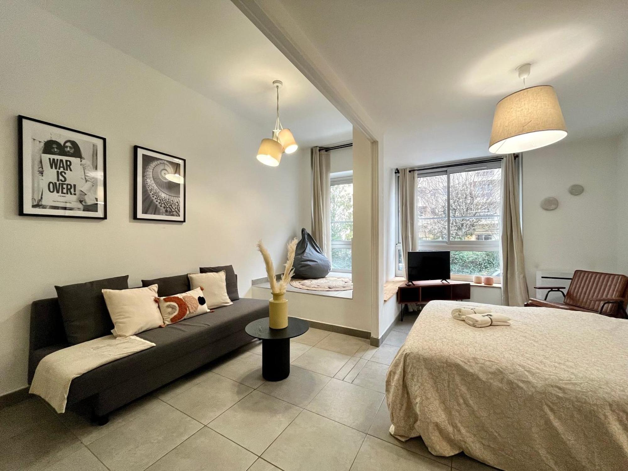 Suite Danbury Lyon Exterior photo